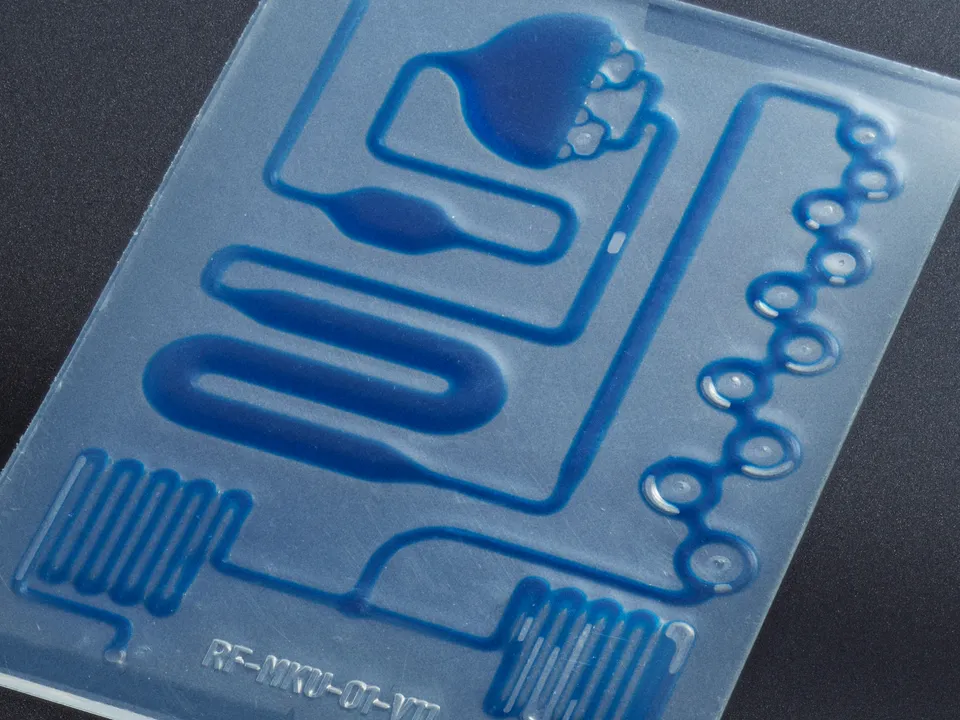 Micro-Fliuidics device created with the Mayku Multiplier in use